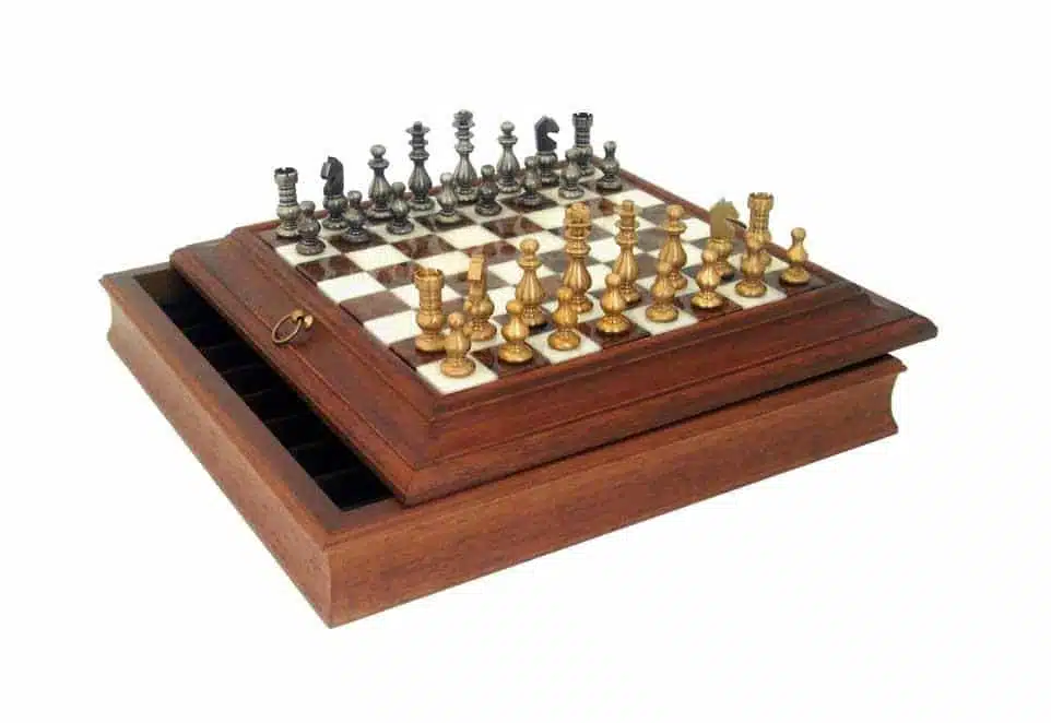 Set Stile Francese Scacchiera in Legno Massello e Piano in Alabastro con Vano Portapezzi & Scacchi in Ottone Massiccio