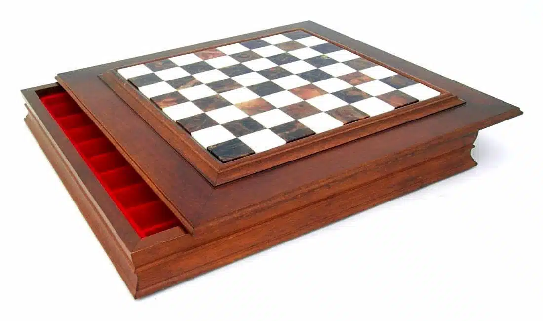 Ensemble "Moncada" Echiquier en Bois Massif, Plateau en Albâtre de Toscane & Jeu d'Echecs en Métal