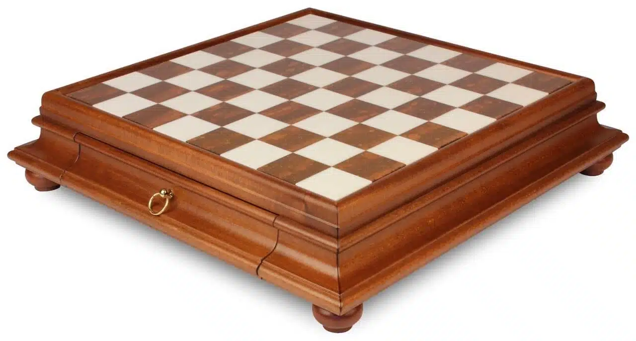 Set "Large Oriental" Scacchiera su Piedistallo in Legno Massello e Piano in Alabastro di Toscana con Cassetto Portapezzi & Scacchi in Legno e Ottone Placcato Oro e Argento - immagine 3