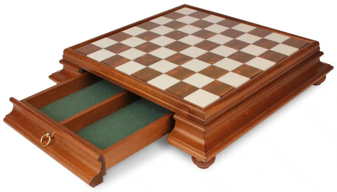 Set "Large Oriental" Scacchiera su Piedistallo in Legno Massello e Piano in Alabastro di Toscana con Cassetto Portapezzi & Scacchi in Legno e Ottone Placcato Oro e Argento - immagine 4