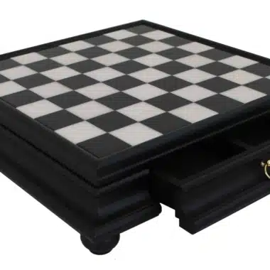 Scacchiera su Piede Nero e Bianco in Legno Massello e Piano in Alabastro di Toscana con Cassetto Portapezzi