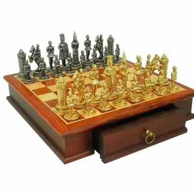 Ensemble "Camelot Roi Arthur" Echiquier en Bois de Rose & Jeu d'Echecs en Métal Massif