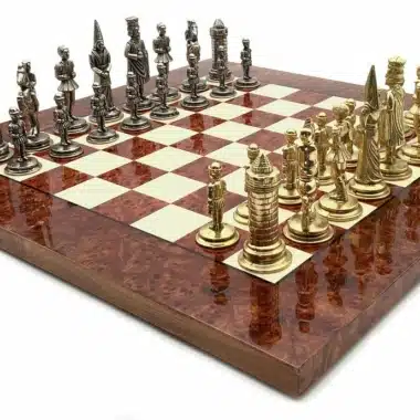 Set Camelot Re Artù VI Scacchiera in Legno di Olmo e Radica e Scacchi in Metallo