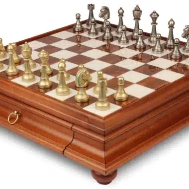 Set Staunton Mix IV Scacchiera in Legno su Piedistallo con Piano in Marmo e Scacchi in Metallo