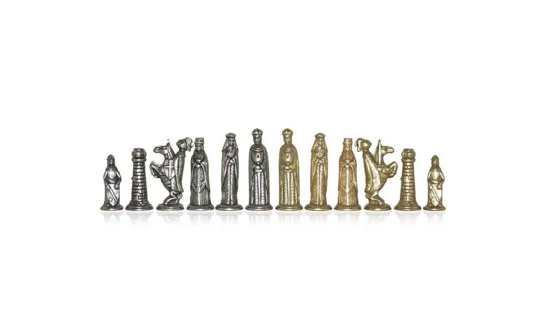 Set Medievale VI Scacchiera su Piedistallo in Legno e Pezzi degli Scacchi in Metallo - immagine 5