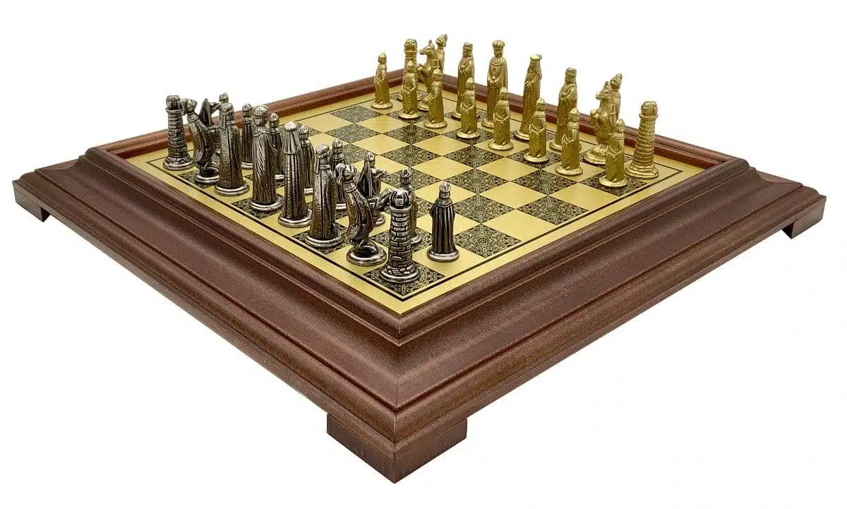 Set Medievale VI Scacchiera su Piedistallo in Legno e Pezzi degli Scacchi in Metallo