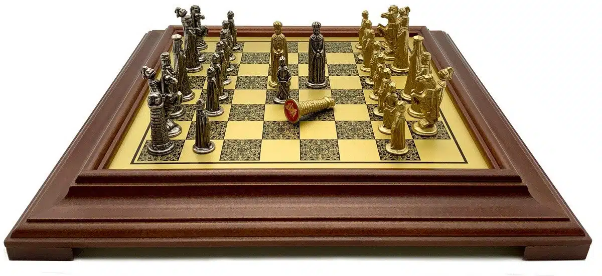 Set Medievale VI Scacchiera su Piedistallo in Legno e Pezzi degli Scacchi in Metallo - immagine 2