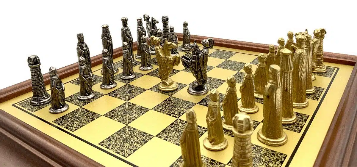 Set Medievale VI Scacchiera su Piedistallo in Legno e Pezzi degli Scacchi in Metallo - immagine 3