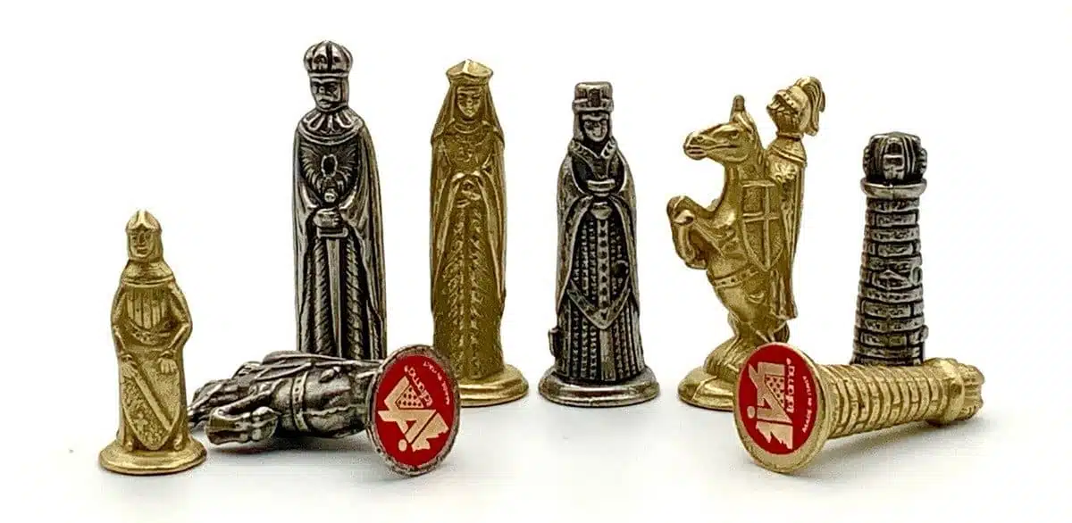 Set Medievale VI Scacchiera su Piedistallo in Legno e Pezzi degli Scacchi in Metallo - immagine 4