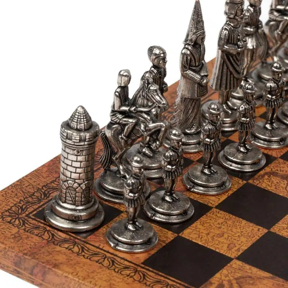 Set Camelot Re Artù VII Scacchiera in Similpelle & Scacchi in Metallo Massiccio - immagine 2