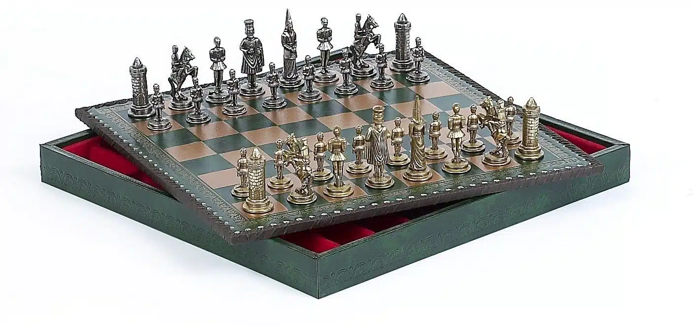 Set Camelot Re Artù XIII Scacchiera con Vano Portapezzi e Scacchi in Metallo - immagine 2