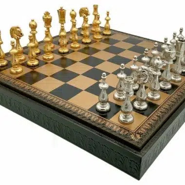 Set Arabic Style V Scacchiera Nera in Similpelle con Vano Portapezzi e Set di Scacchi in Metallo Placcato Oro e Argento
