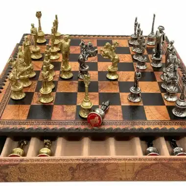 Set Napoleone Scacchiera in Similpelle Antico Mondo con Vano Portapezzi & Scacchi in Metallo Massiccio