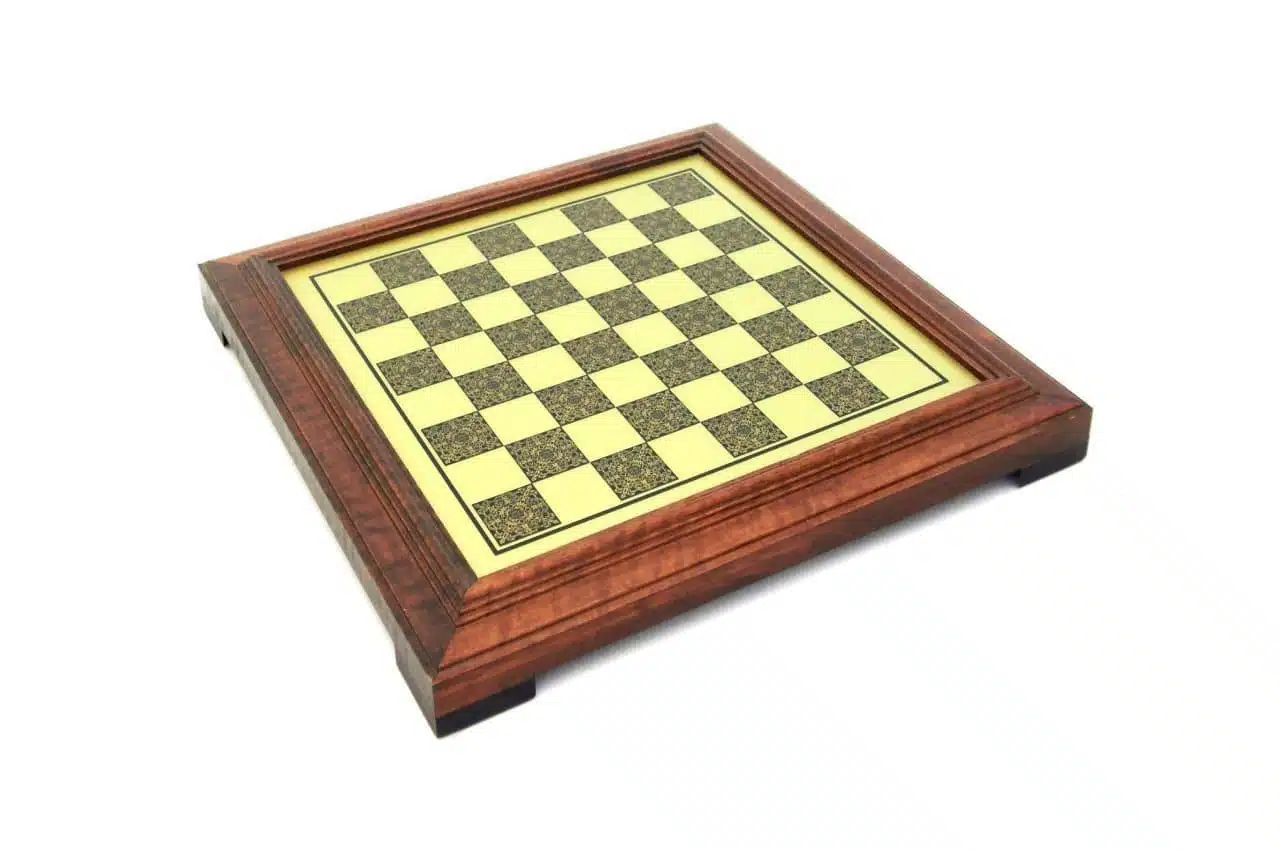Set Medievale VI Scacchiera su Piedistallo in Legno e Pezzi degli Scacchi in Metallo - immagine 7