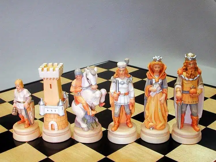 Jeu d'Echecs "Bergame Bouclier Côté Peint à l'Huile" en Bois des Alpes Massif Sculpté Traditionnellement