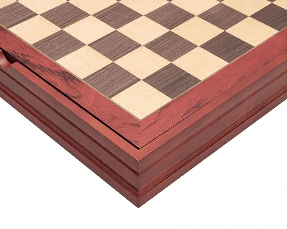 Set Scacchiera Medievale in Legno di Acero e Noce & Scacchi in Resina Dipinti a Mano - immagine 9
