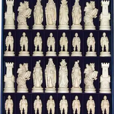 Jeu d'Echecs "Bergame Bouclier Côté Bois Naturel" en Bois des Alpes Massif Sculpté Traditionnellement