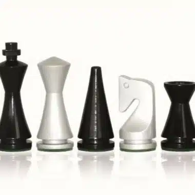 Set di Scacchi "Piramide Moderna" in Legno Laccato Nero e Bianco