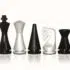 Set di Scacchi "Piramide Moderna" in Legno Laccato Nero e Bianco
