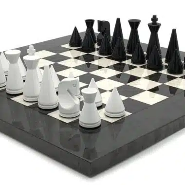 Set Piramide Moderna Grigio Scacchiera in Legno di Erica e Acero & Scacchi in Legno Laccato Nero e Bianco