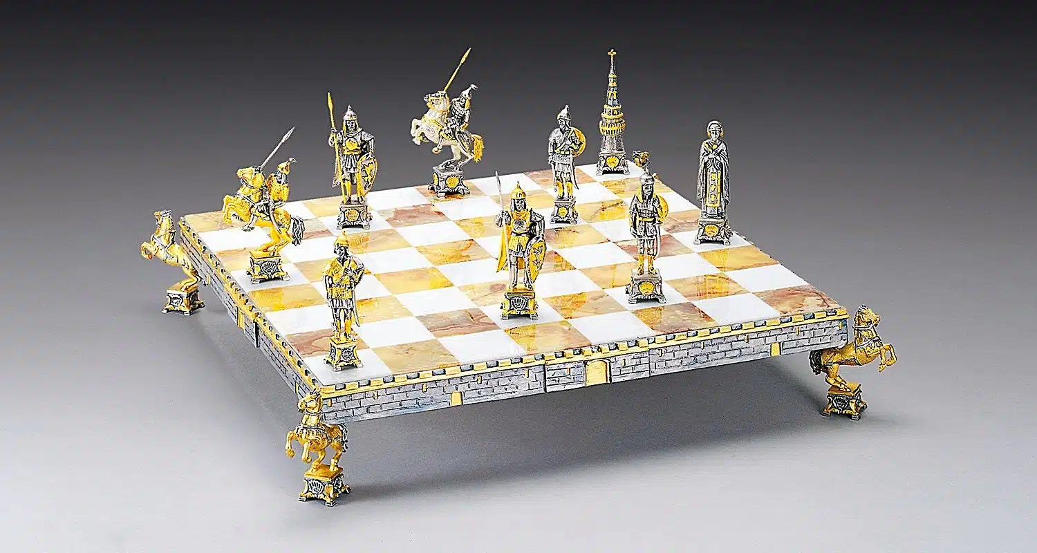 Ensemble "Dimitri Donskoj Prince Russe du XVe Siècle" Echiquier et Jeu d'Echecs en Bronze, Onyx et Or 24 Carats