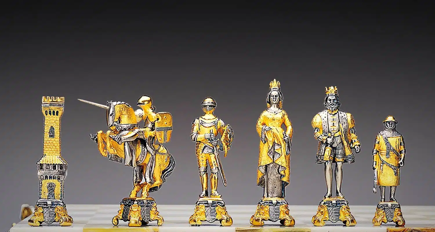 Ensemble "Roi Arthur et Guenièvre" Table d'Echiquier et Jeu d'Echecs en Bronze, Onyx et Or 24 Carats