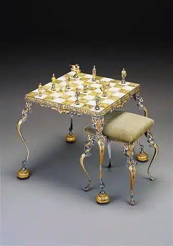 Ensemble "Roi Arthur et Guenièvre" Table d'Echiquier et Jeu d'Echecs en Bronze, Onyx et Or 24 Carats