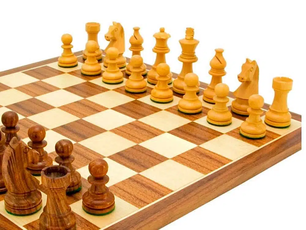 Ensemble "Knight Academy" Echiquier en Bois de Noyer et d'Erable & Jeu d'Echecs en Bois de Rose