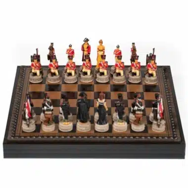 Set Battaglia di Waterloo III Scacchiera in Similpelle con Vano Portapezzi & Scacchi in Resina Dipinti a Mano