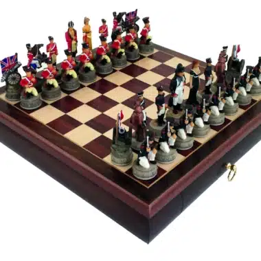 Set Battaglia di Waterloo II Scacchiera in Legno di Rosa con Cassetto Portapezzi & Scacchi in Resina Dipinti a Mano