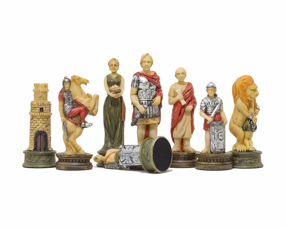 Set Gladiatori Scacchiera in Similpelle e Scacchi in Resina Dipinti a Mano - immagine 4