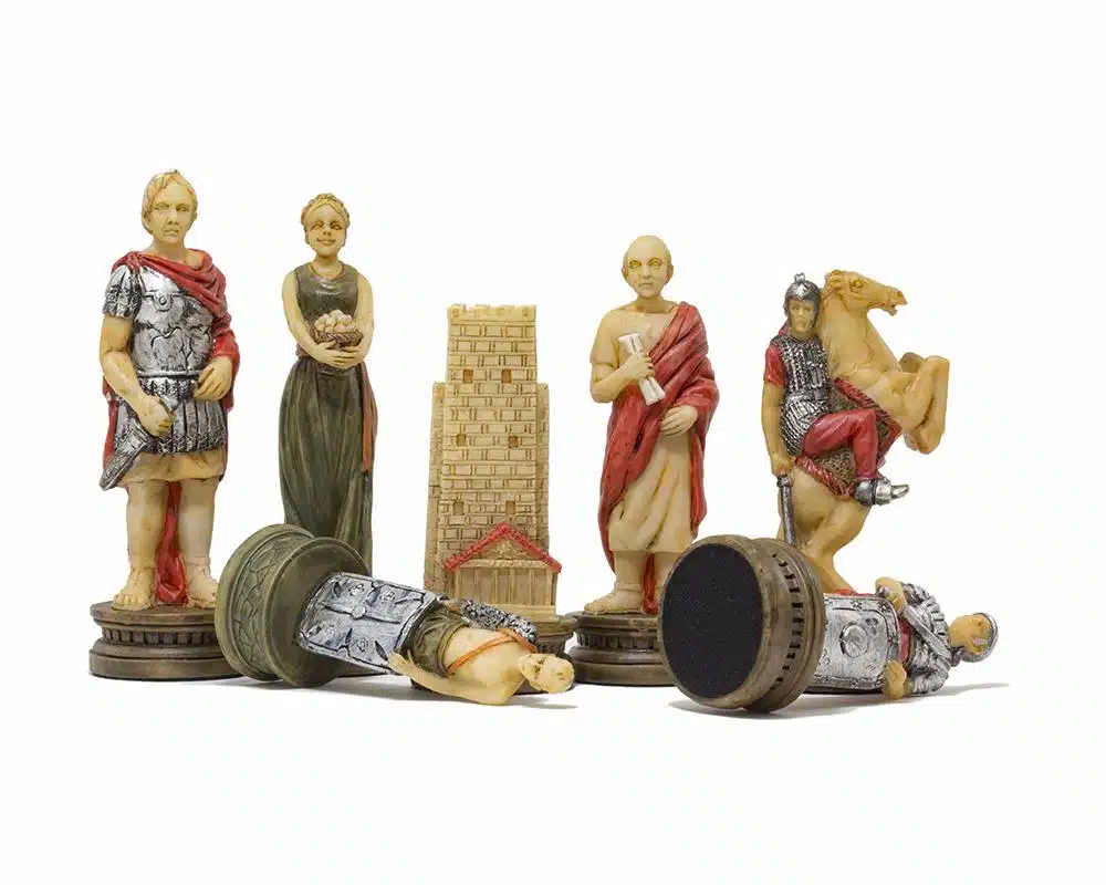 Set Gladiatori Scacchiera in Similpelle e Scacchi in Resina Dipinti a Mano - immagine 3