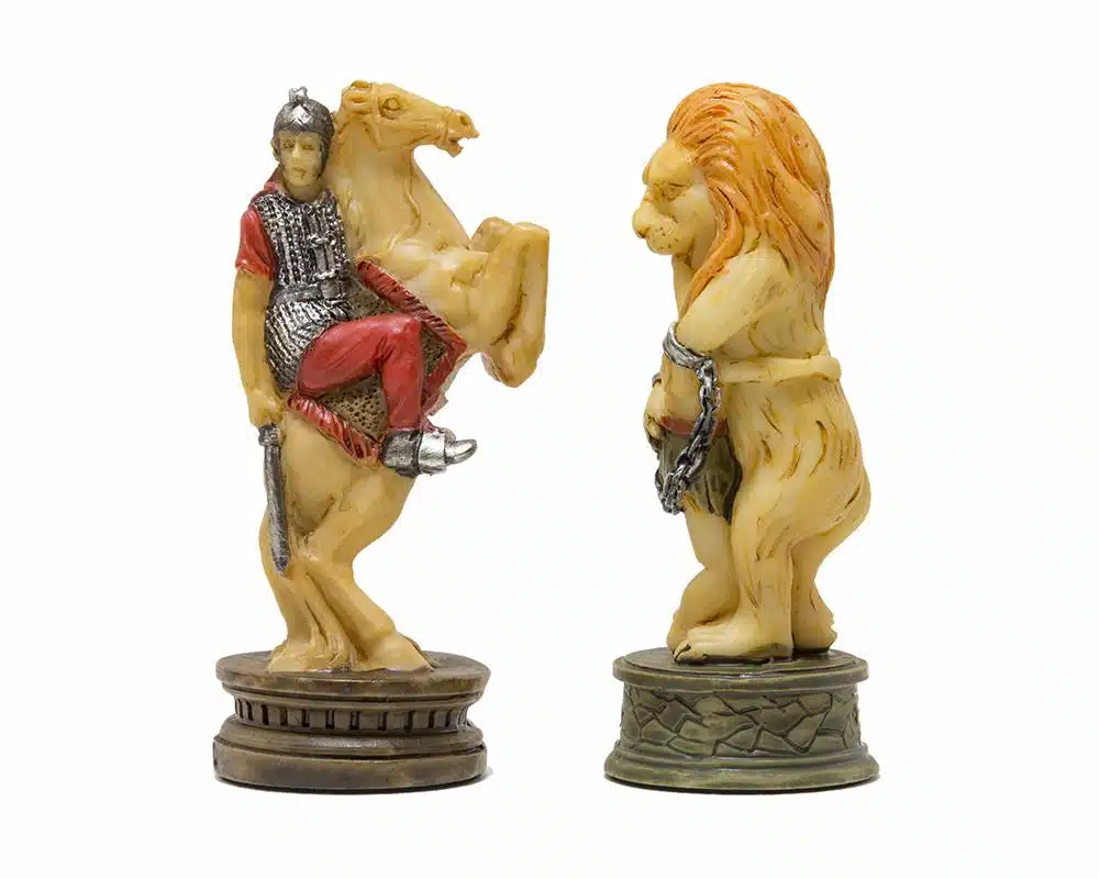 Set Gladiatori Scacchiera in Similpelle e Scacchi in Resina Dipinti a Mano - immagine 2