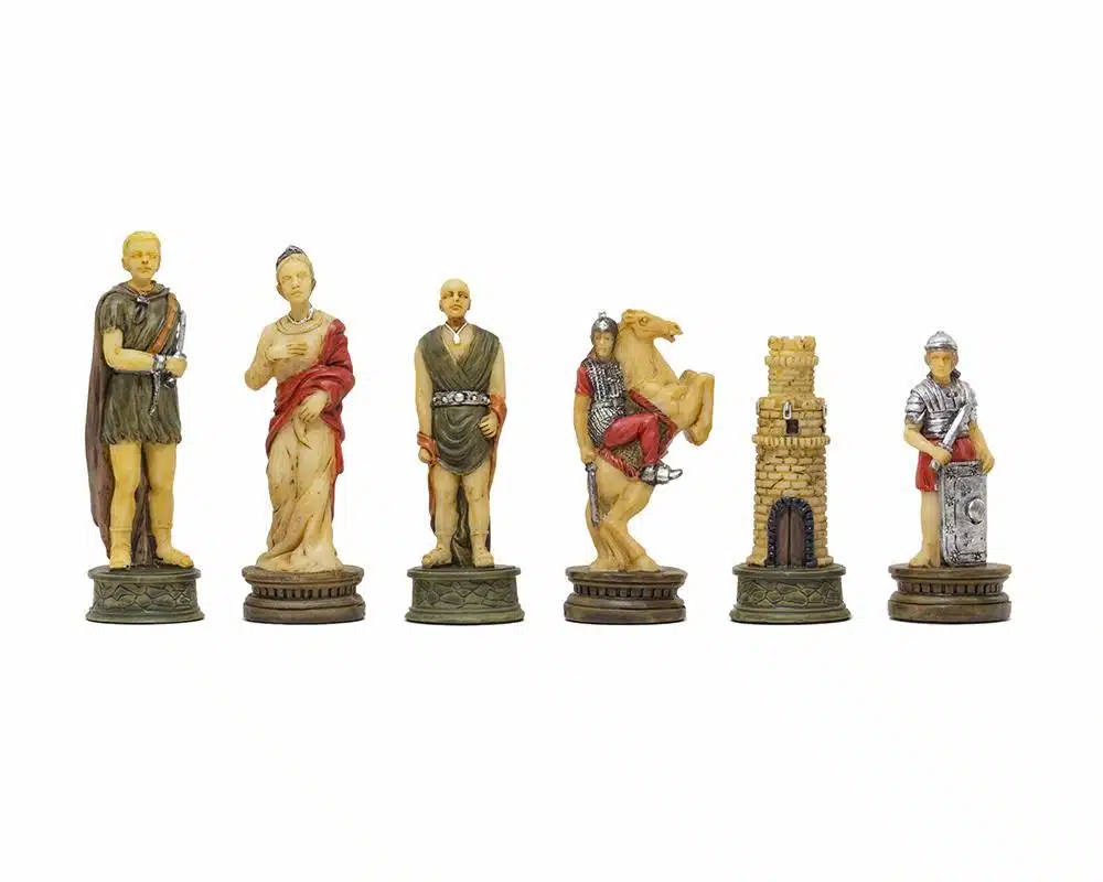 Set Gladiatori Scacchiera in Similpelle e Scacchi in Resina Dipinti a Mano - immagine 5