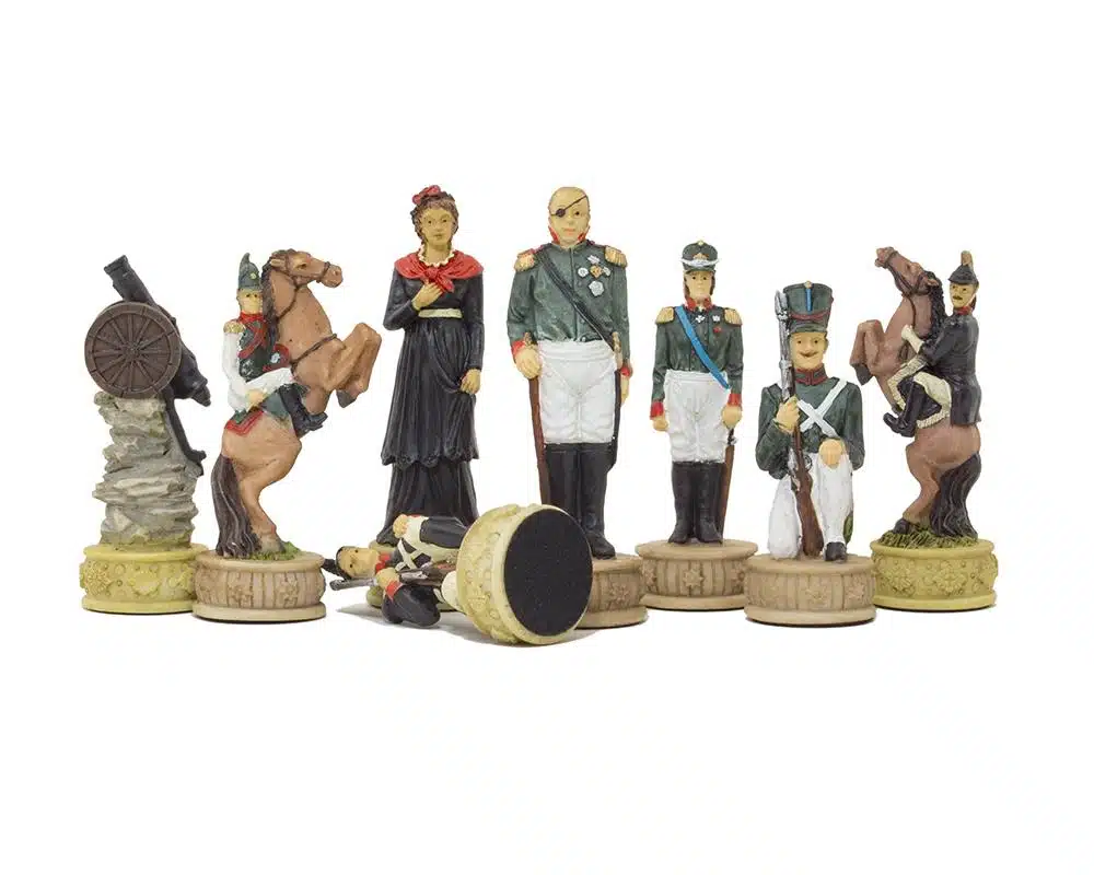 Set Napoleone Campagna di Russia II Scacchi in Resina e Scacchiera in Similpelle Nera - immagine 16