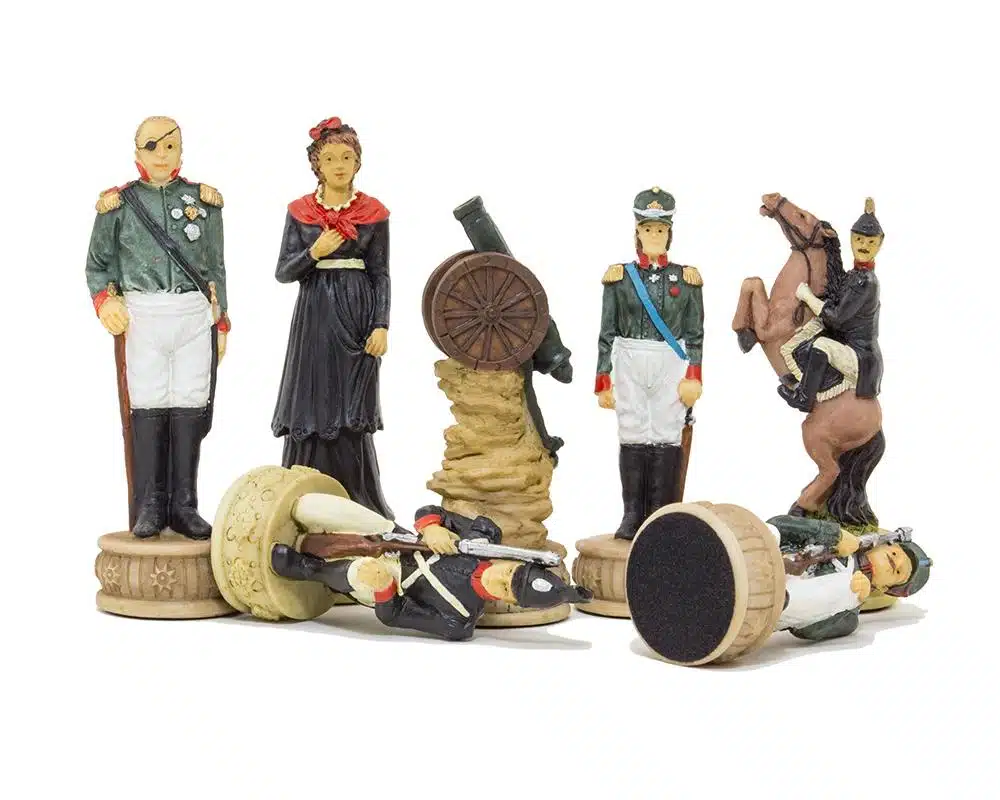 Set Napoleone Campagna di Russia II Scacchi in Resina e Scacchiera in Similpelle Nera - immagine 15