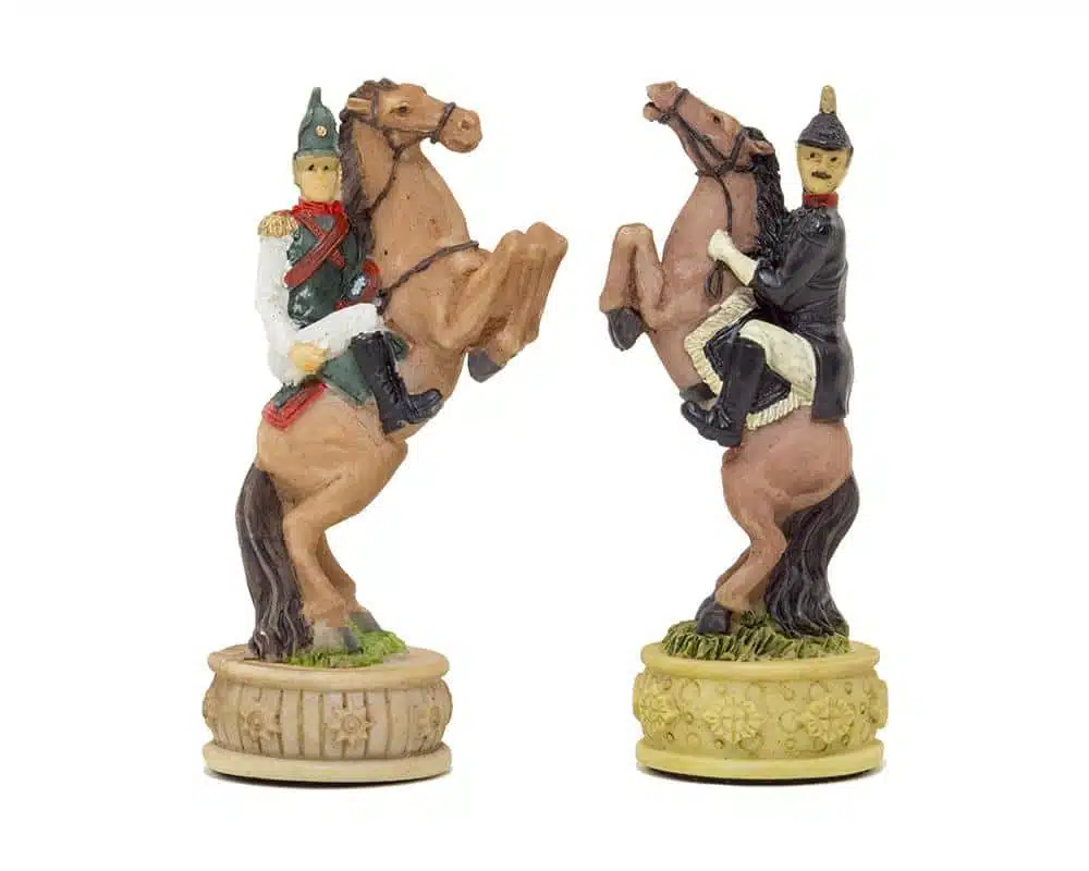 Set Napoleone Campagna di Russia II Scacchi in Resina e Scacchiera in Similpelle Nera - immagine 17