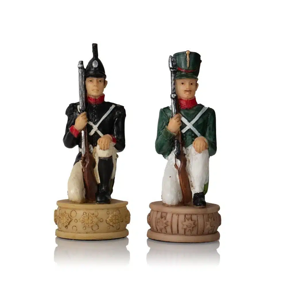 Set Napoleone Campagna di Russia II Scacchi in Resina e Scacchiera in Similpelle Nera - immagine 19