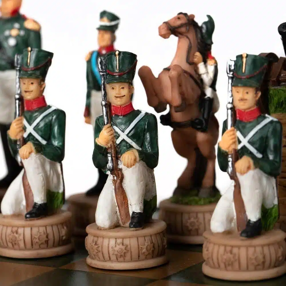 Set Napoleone Campagna di Russia II Scacchi in Resina e Scacchiera in Similpelle Nera - immagine 5