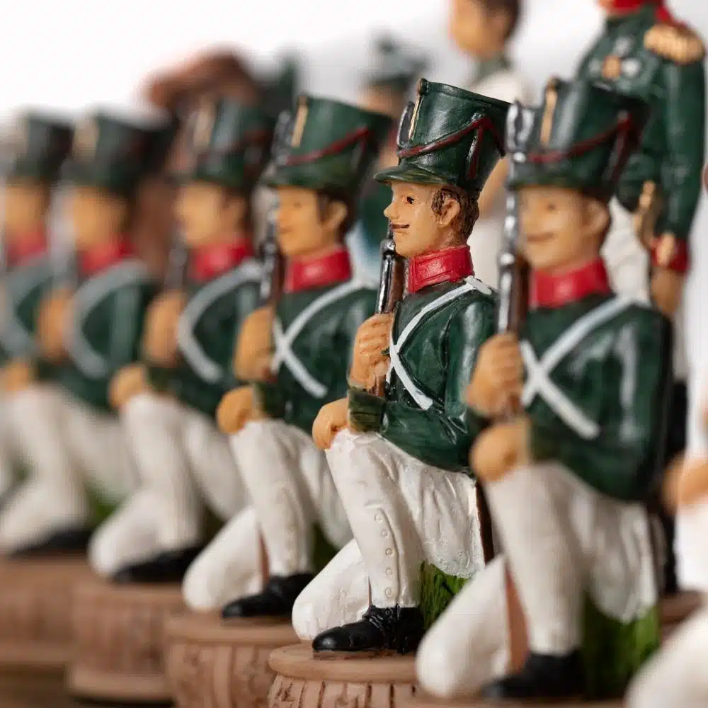 Set Napoleone Campagna di Russia II Scacchi in Resina e Scacchiera in Similpelle Nera - immagine 7