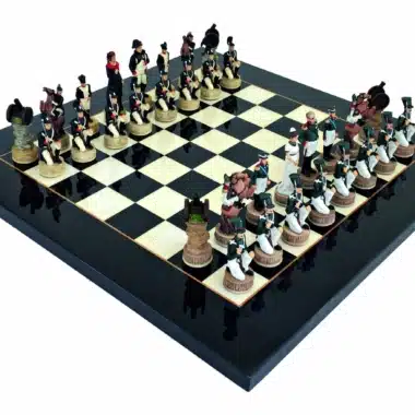 Set Napoleone Campagna di Russia III Scacchi in Resina e Scacchiera in Legno d'Acero Nero