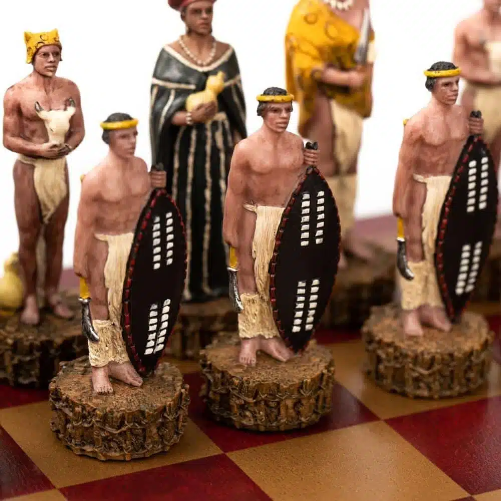 Set Guerra Anglo-Zulu con Scacchiera in Similpelle Rossa e Scacchi in Resina Dipinti a Mano - immagine 4