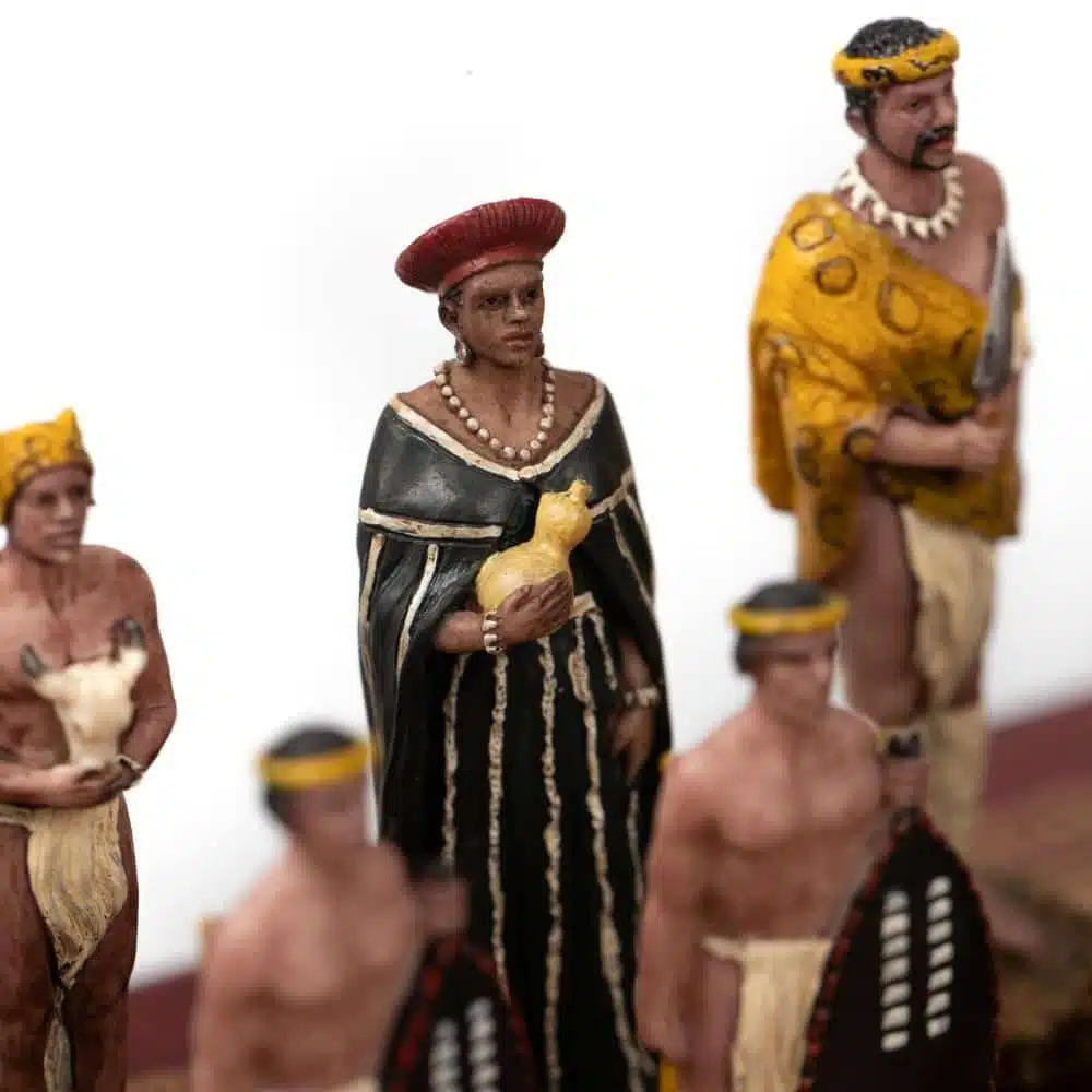 Set Guerra Anglo-Zulu II Scacchiera in Similpelle con Vano Portapezzi e Set di Scacchi in Resina Dipinto a Mano - immagine 2
