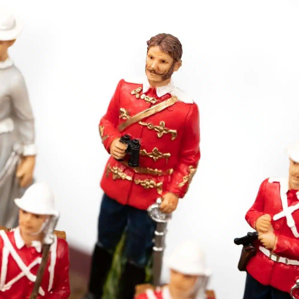 Set Guerra Anglo-Zulu con Scacchiera in Similpelle Rossa e Scacchi in Resina Dipinti a Mano - immagine 8
