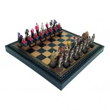 Set Guerra Anglo-Zulu II Scacchiera in Similpelle con Vano Portapezzi e Set di Scacchi in Resina Dipinto a Mano