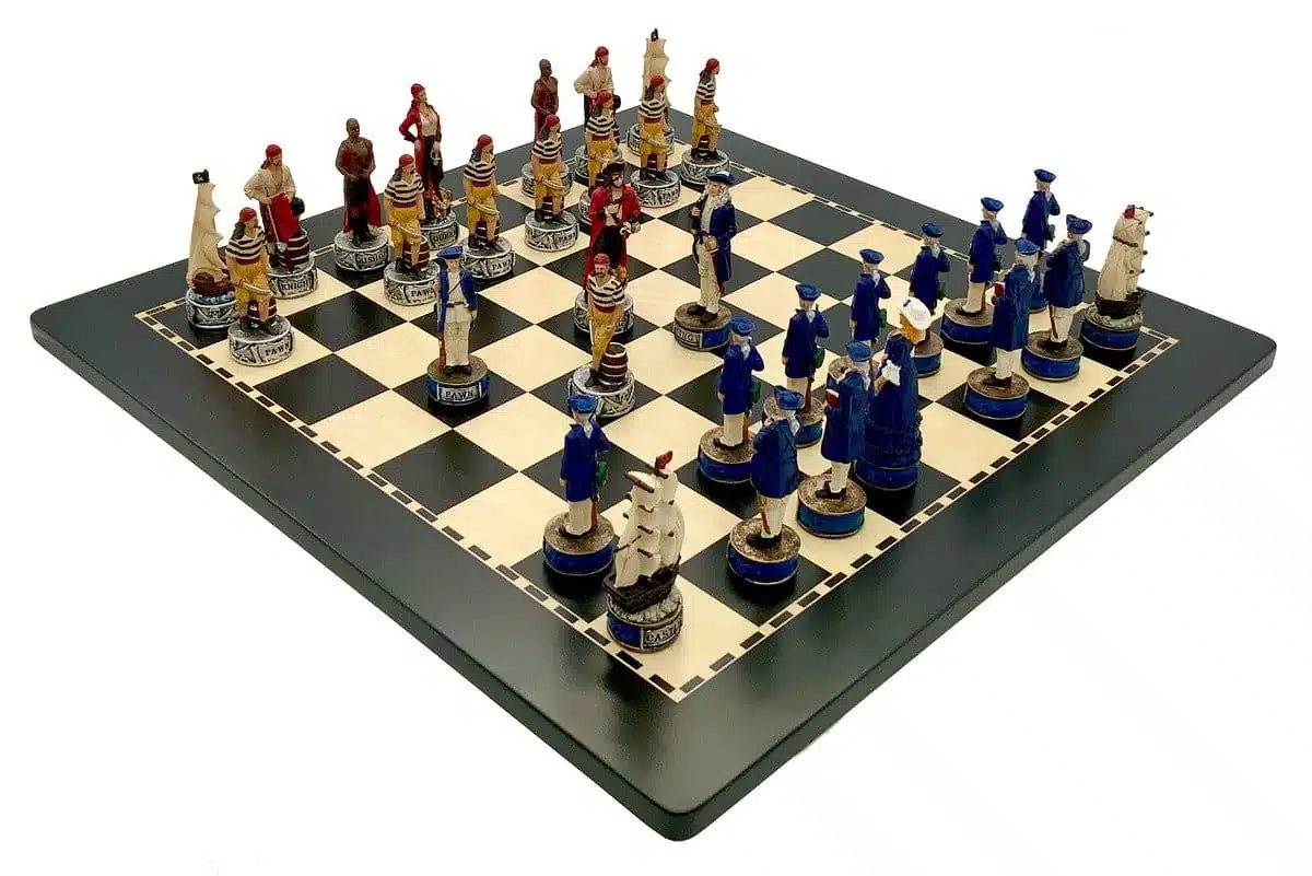 Set Pirati II Scacchiera in Legno e Scacchi in Resina Dipinti a Mano - immagine 2