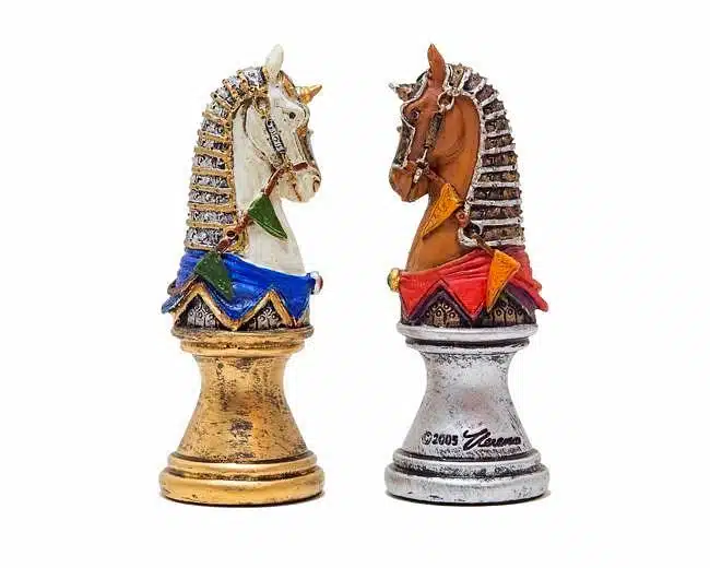 Ensemble "Buste Médieval" Echiquier en Bois d'Erable et de Noyer & Jeu d'Echecs Résine Peint à la Main