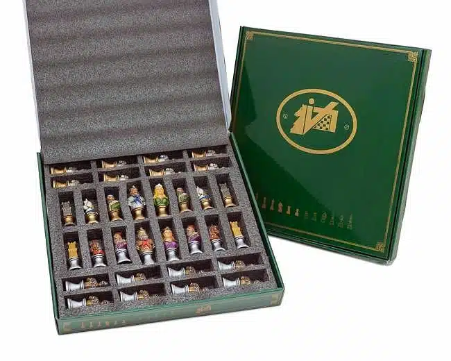 Ensemble "Buste Médieval" Echiquier en Bois d'Erable et de Noyer & Jeu d'Echecs Résine Peint à la Main