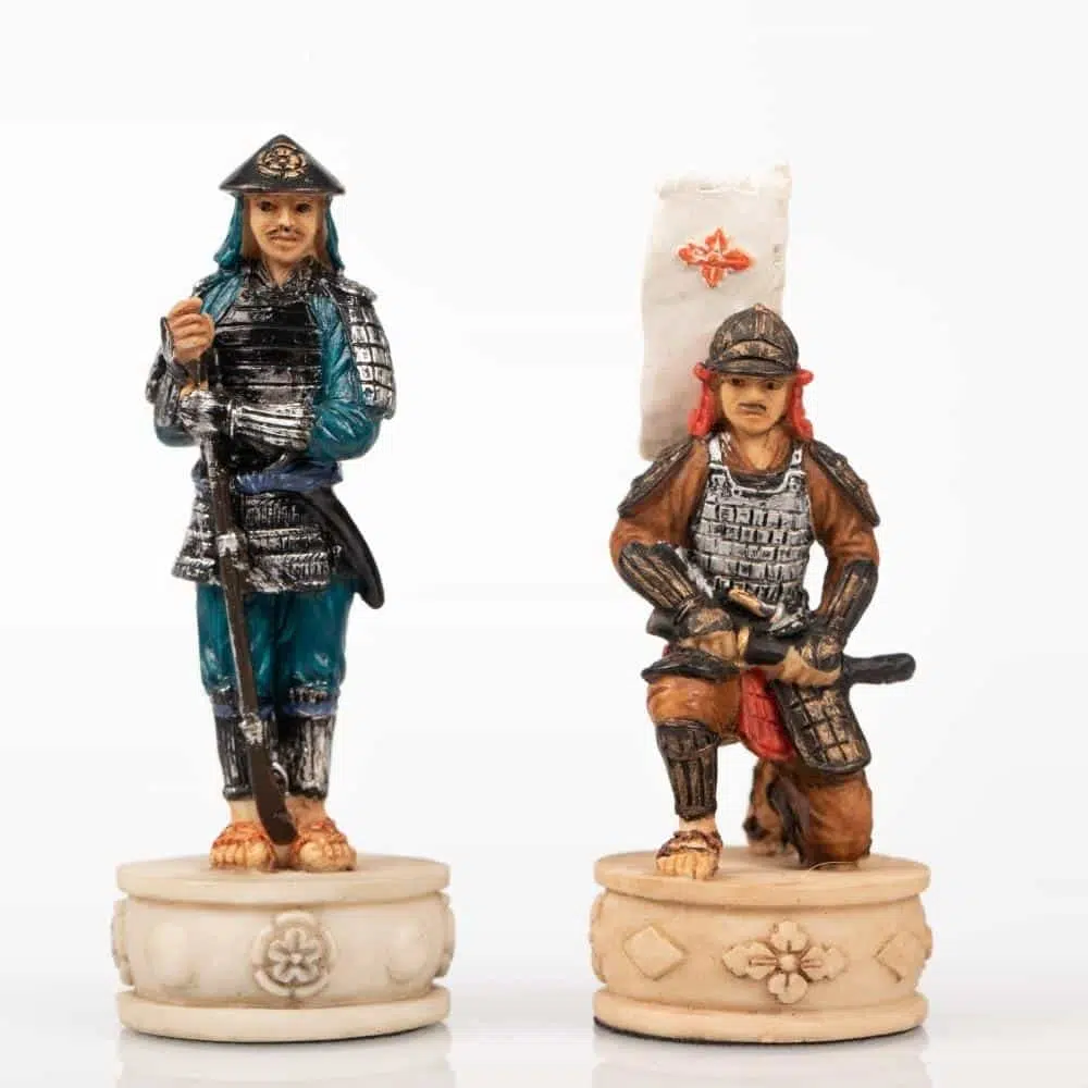 Set di Scacchi in Resina Dipinto a Mano Samurai - immagine 5