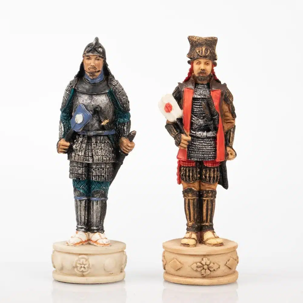 Set di Scacchi in Resina Dipinto a Mano Samurai - immagine 4